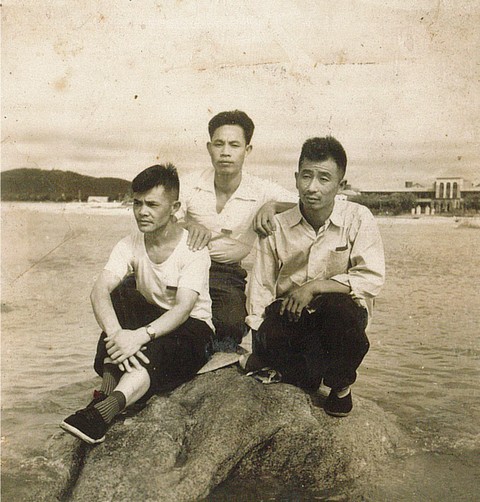 北戴河休假奖励合影（左一为陈松如，余二为其他单位获奖人员）