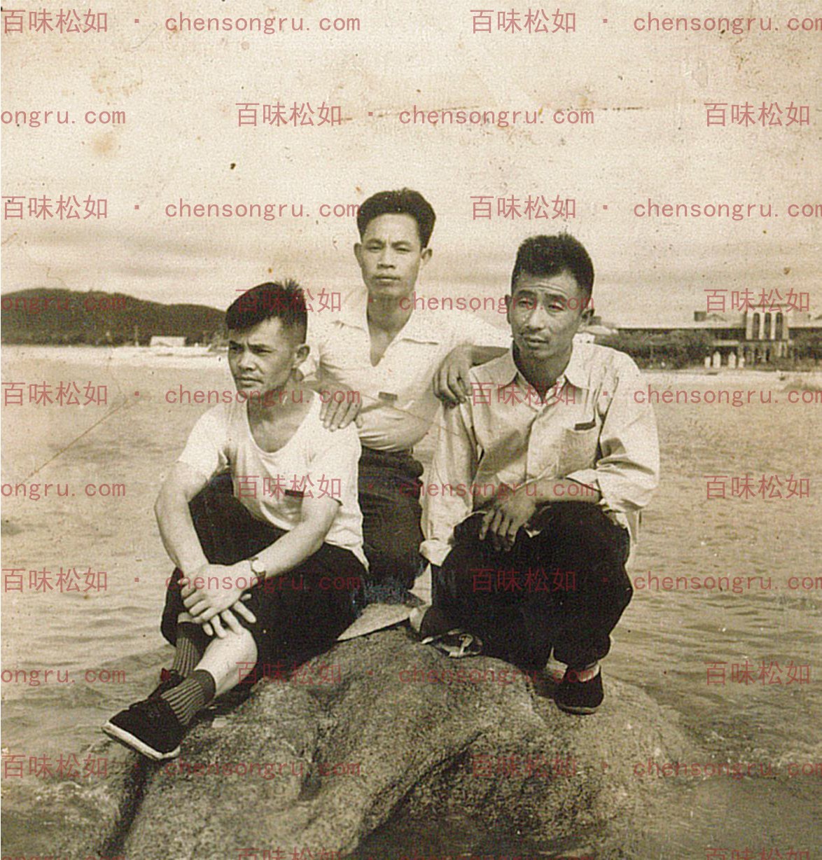 1959年，陈松如第一次到中南海为毛泽东做饭后，获“北戴河休假十天”的奖励（左一为陈松如，余二为其他单位获奖人员）