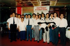 1987 Singapur Teamfoto mit Pandabär-Maskottchen