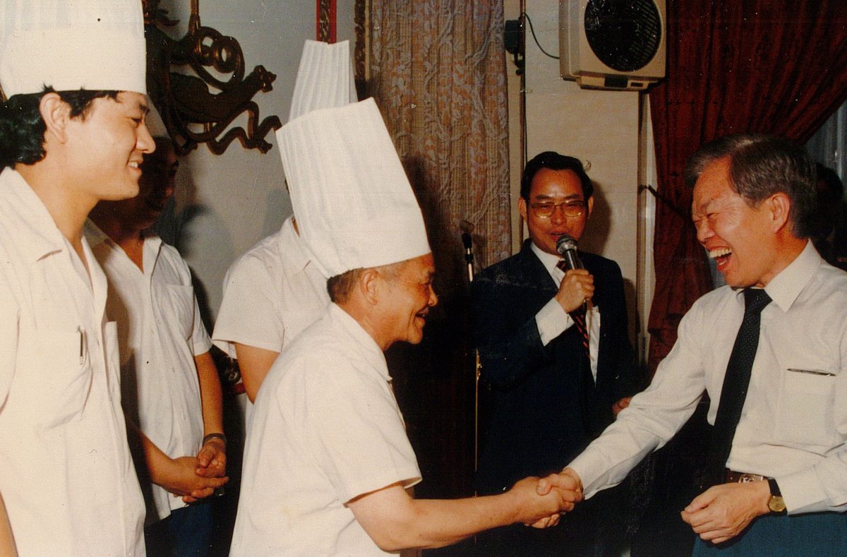 1987年新加坡活动现场，陈松如与主办方来宾亲切握手迎接